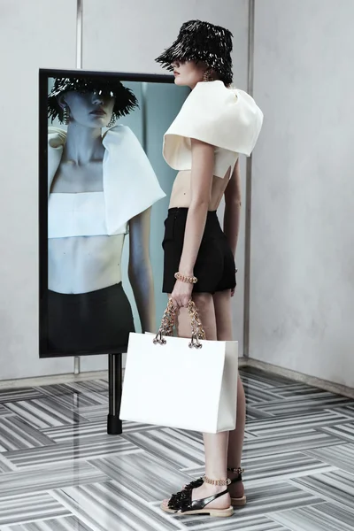 Look 10